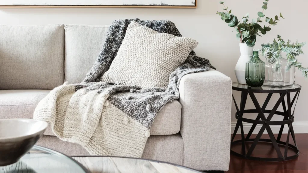 Como deixar uma sala bonita e aconchegante sem gastar uma fortuna Qual é a decoração que está em alta?
